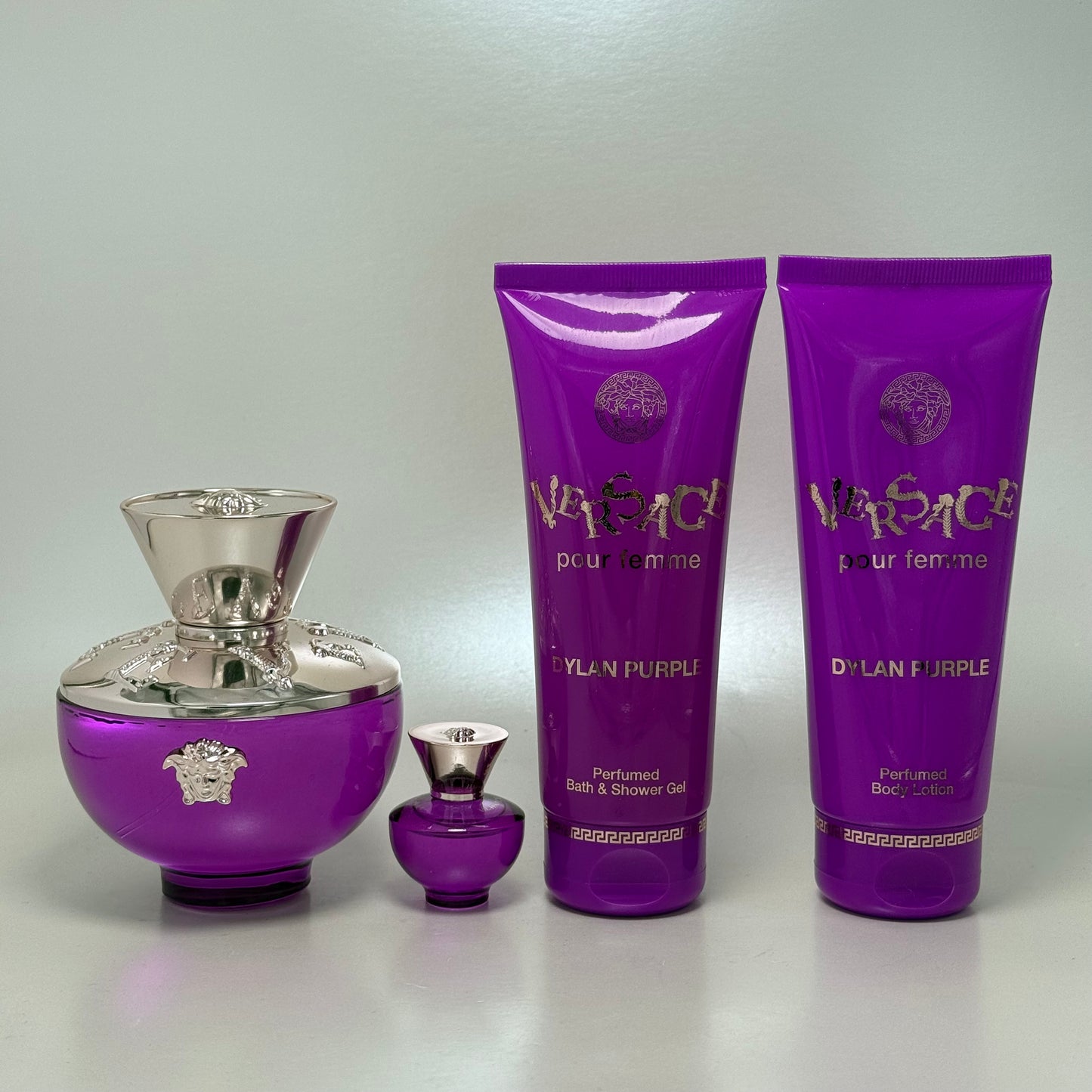 Versace Dylan Purple Pour Femme Estuche Eau de Parfum 100 ml + Mini 5 ml + Shower Gel + Body Lotion