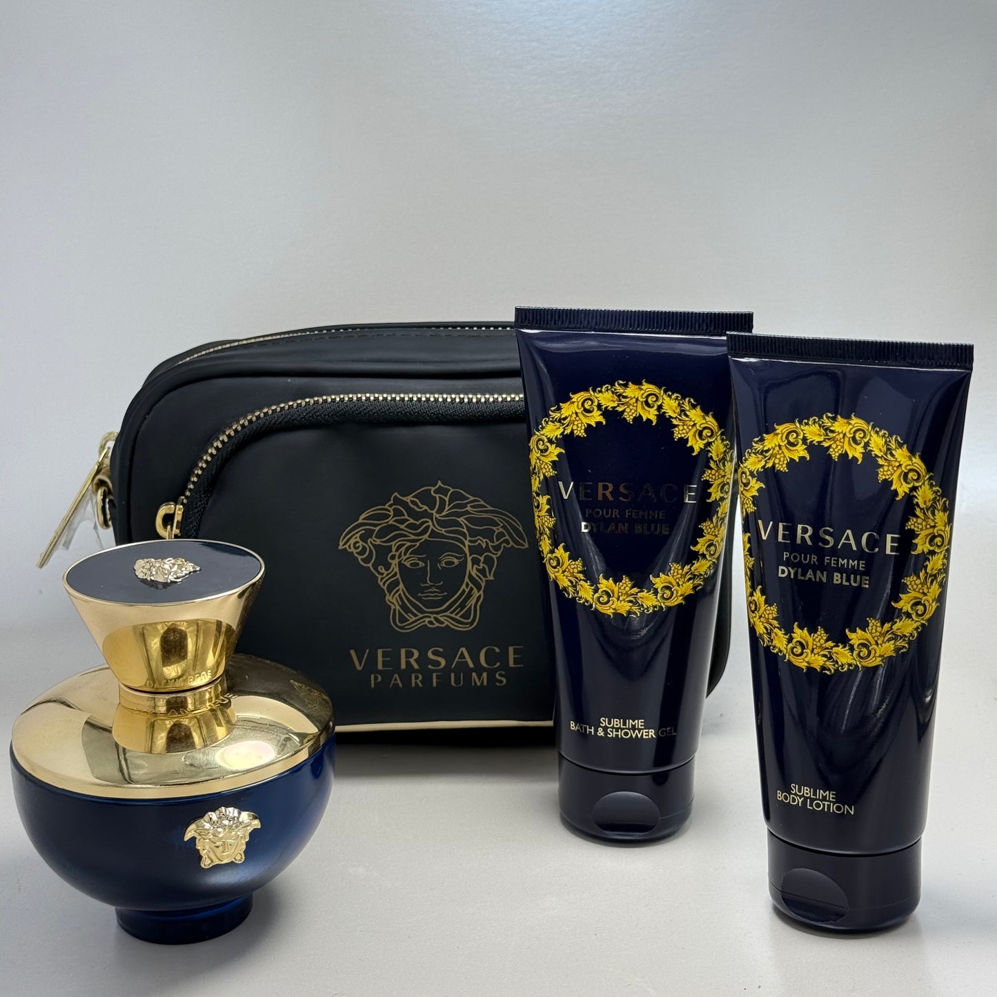 Versace Dylan Blue Pour Femme Eau de Parfum 100 ml + Bath & Shower Gel 100 ml + Body Lotion 100 ml + Clutch